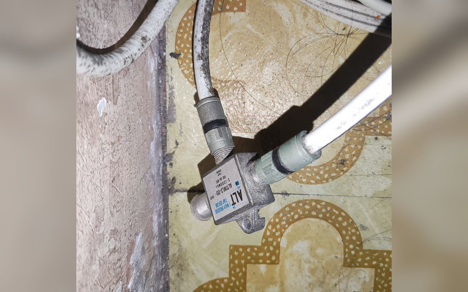 A two-port coaxial tap in a hybrid fibre-coaxial network